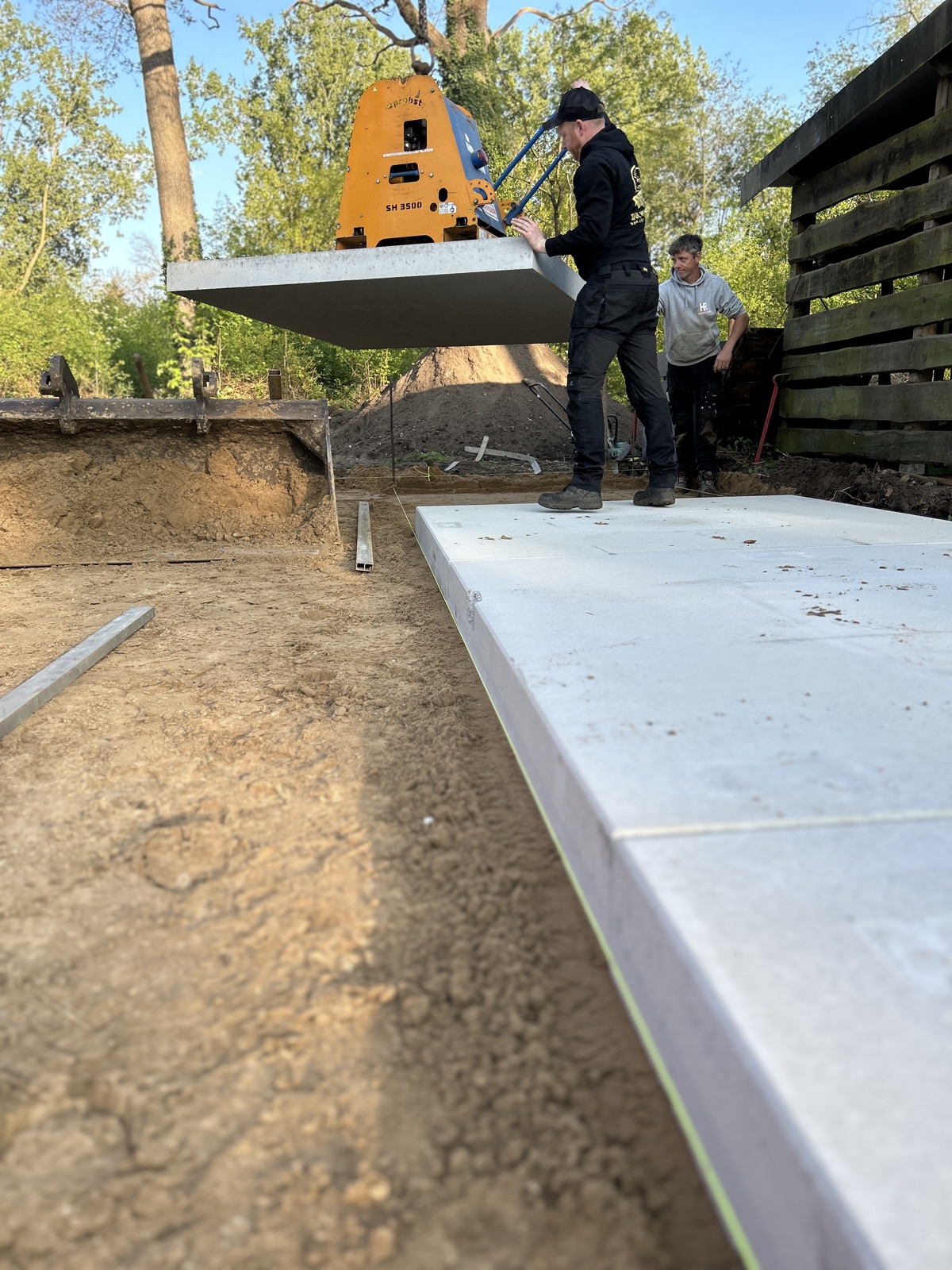 Plaatsing van de betonplaten bij Kinderboerderij De Brem