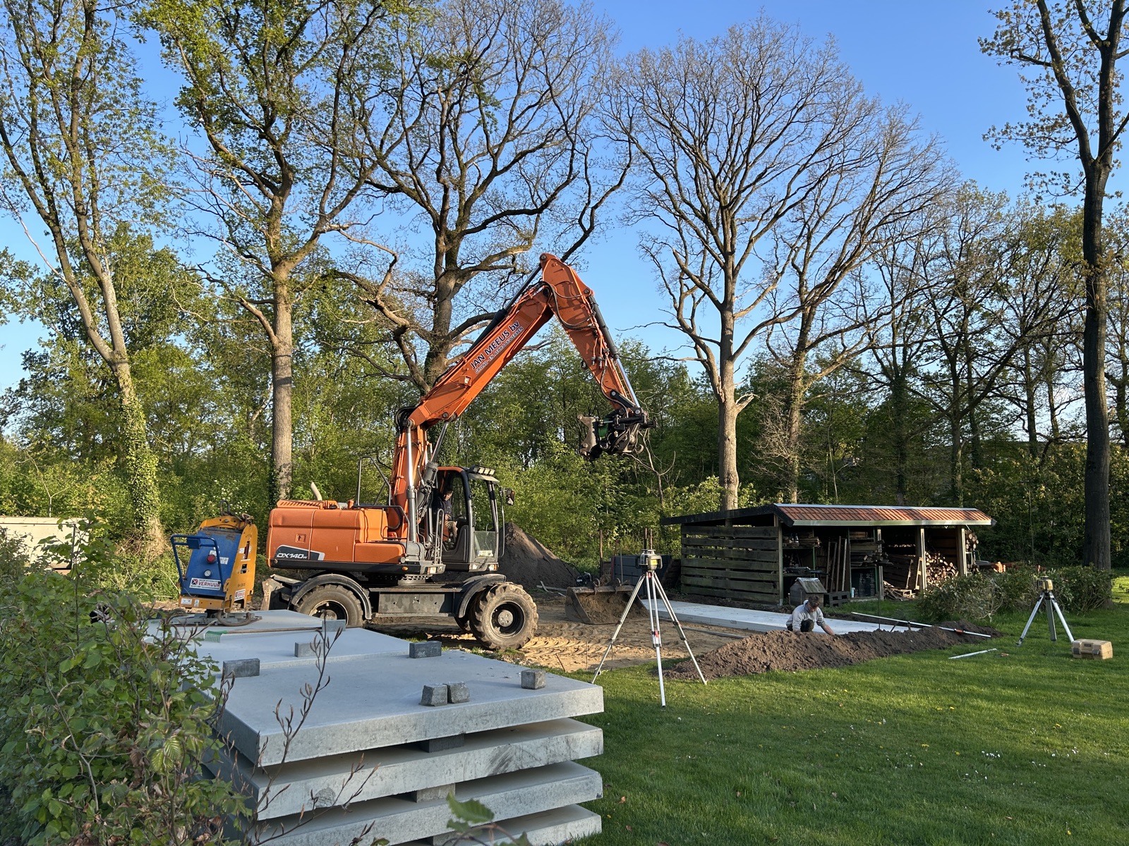 Grondwerken voor de nieuwe mestput bij Kinderboerderij De Brem