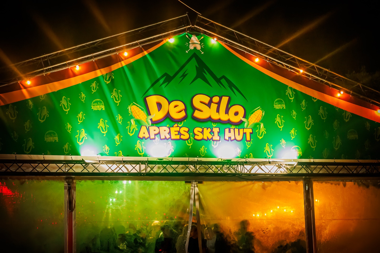 De verlichte gevel van De Silo op After Maïs 2025