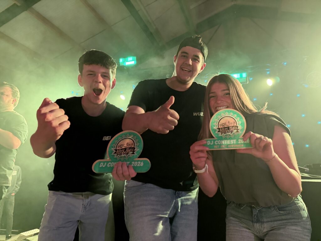 De laureaten van de After Maïs DJ Contest 2026 met hun trofeeën